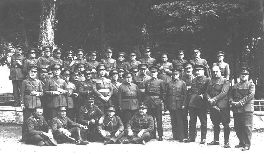 Reuni�n de coroneles de su promoci�n en Jaca, en el a�o 1.934. El primero de arriba por la izquierda.