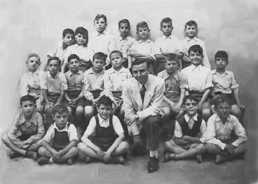 El segundo por la izquierda sentado en el suelo, en el colegio de Cartagena. A�o 1.942