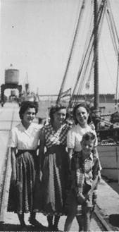 En Almeria con Carmen y Puri mis primas, y mi primo Antonio Nievas en 1.954.