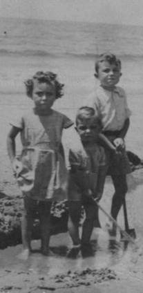 En la playa de C�diz con mis hermanos Gonza y Cote en el a�o 1.939.